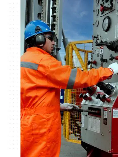 Técnico Andinor operando equipo de perforación